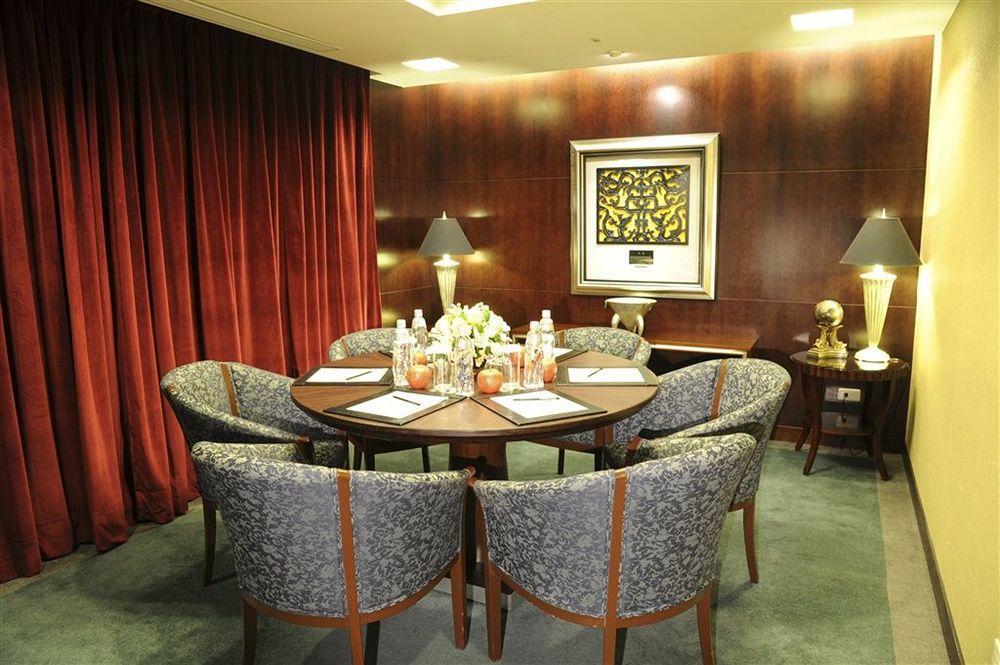 Pacific Business 4*